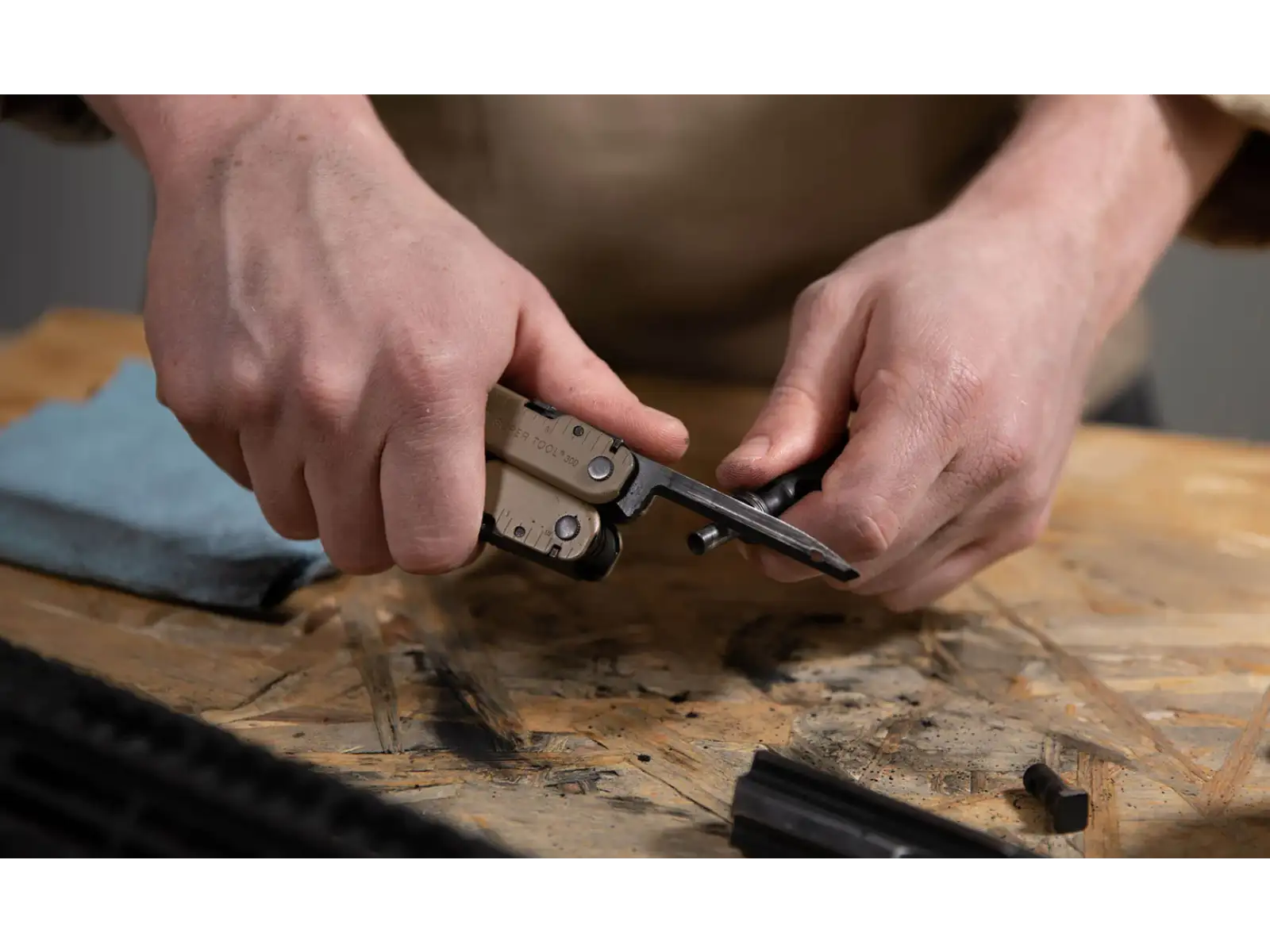 Leatherman Super Tool 300M Multitool - Coyote Tan