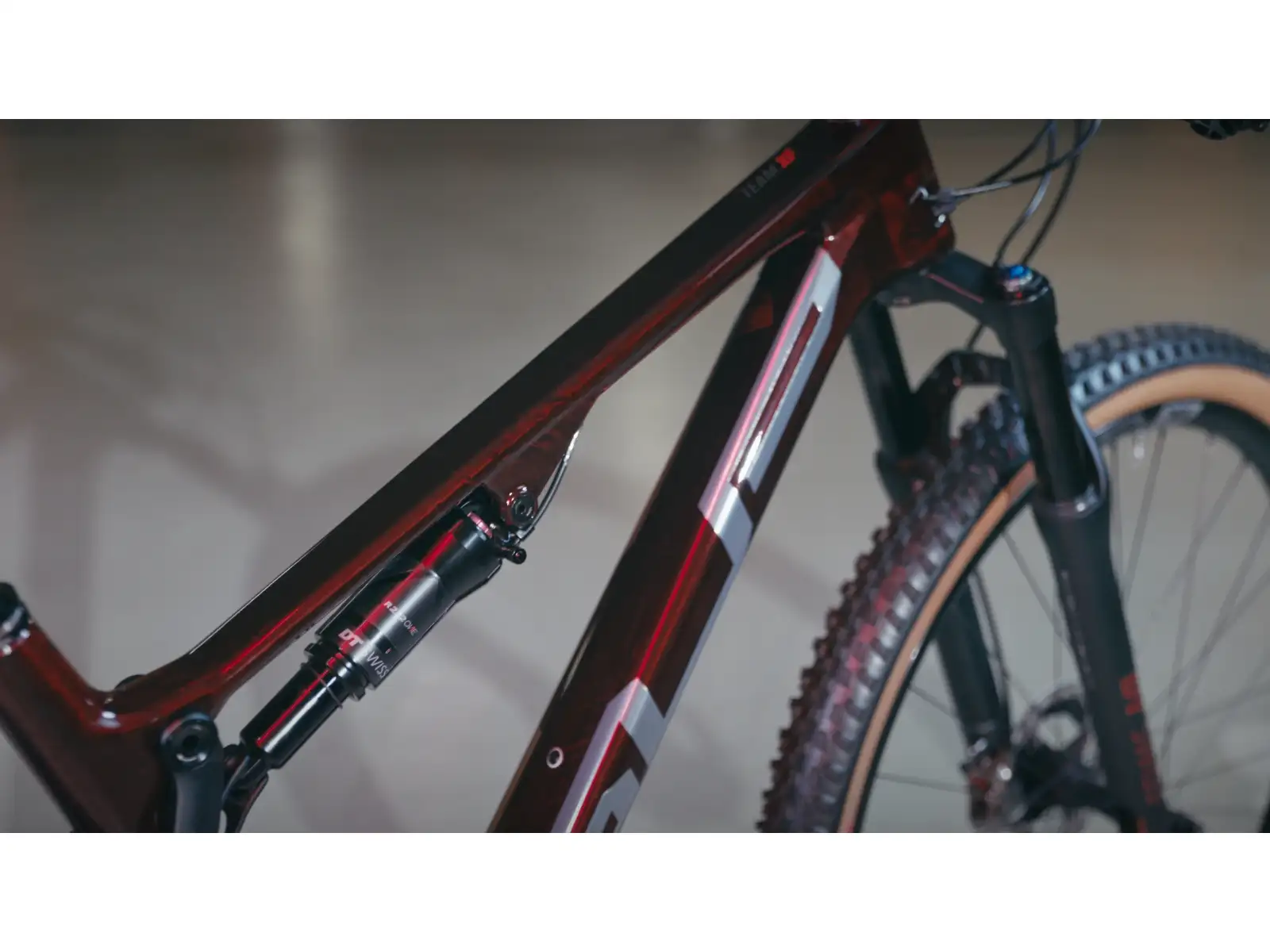 Superior Team XF 29 Issue R Fully Suspended Mountain Bike Gloss Red Carbon/Chrome