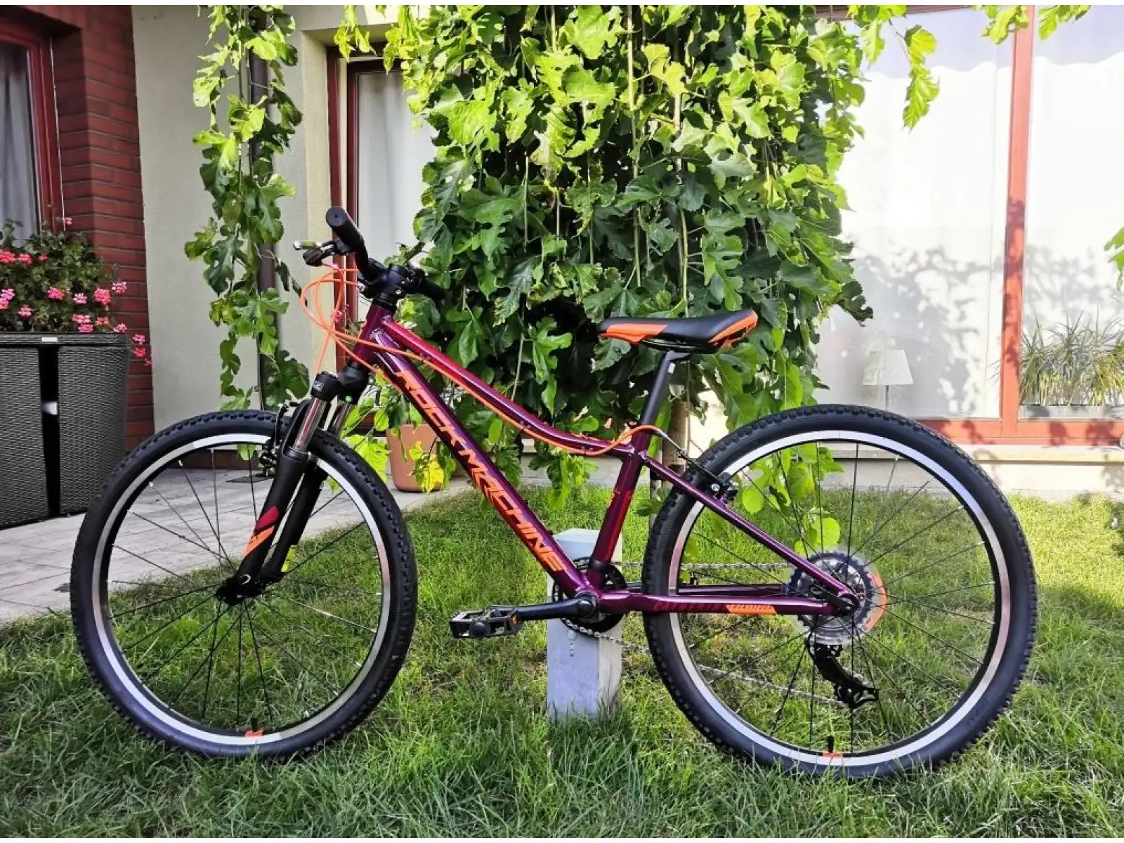 Rock Machine Catherine 24 VB Mountainbike in Gloss Crimson/Orange/Crimson.
