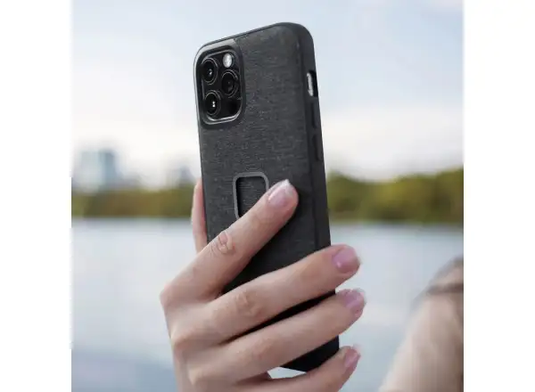 Peak Design Mobile Everyday Case für iPhone 12 Mini Hülle in Anthrazit.