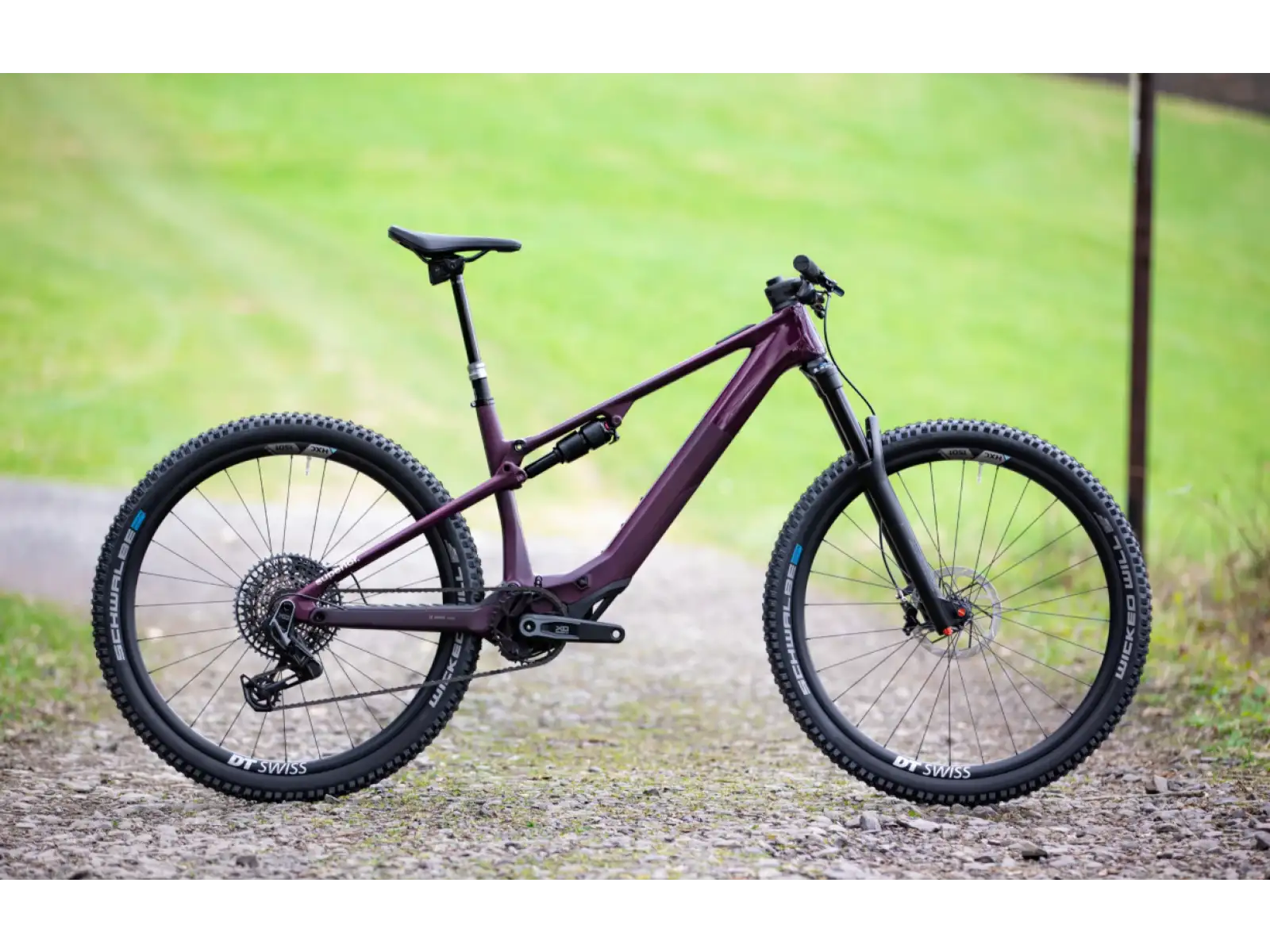 Superior iXF 9.8 Elektro-Mountainbike in mattem Beeren-Carbon