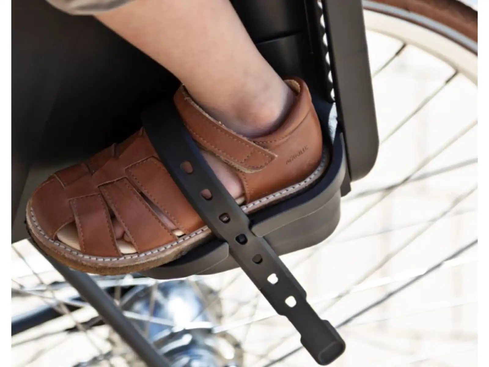 Die Urban Iki Vordersitz für Kinder mit Adapter am Vorbau in Bincho Black.