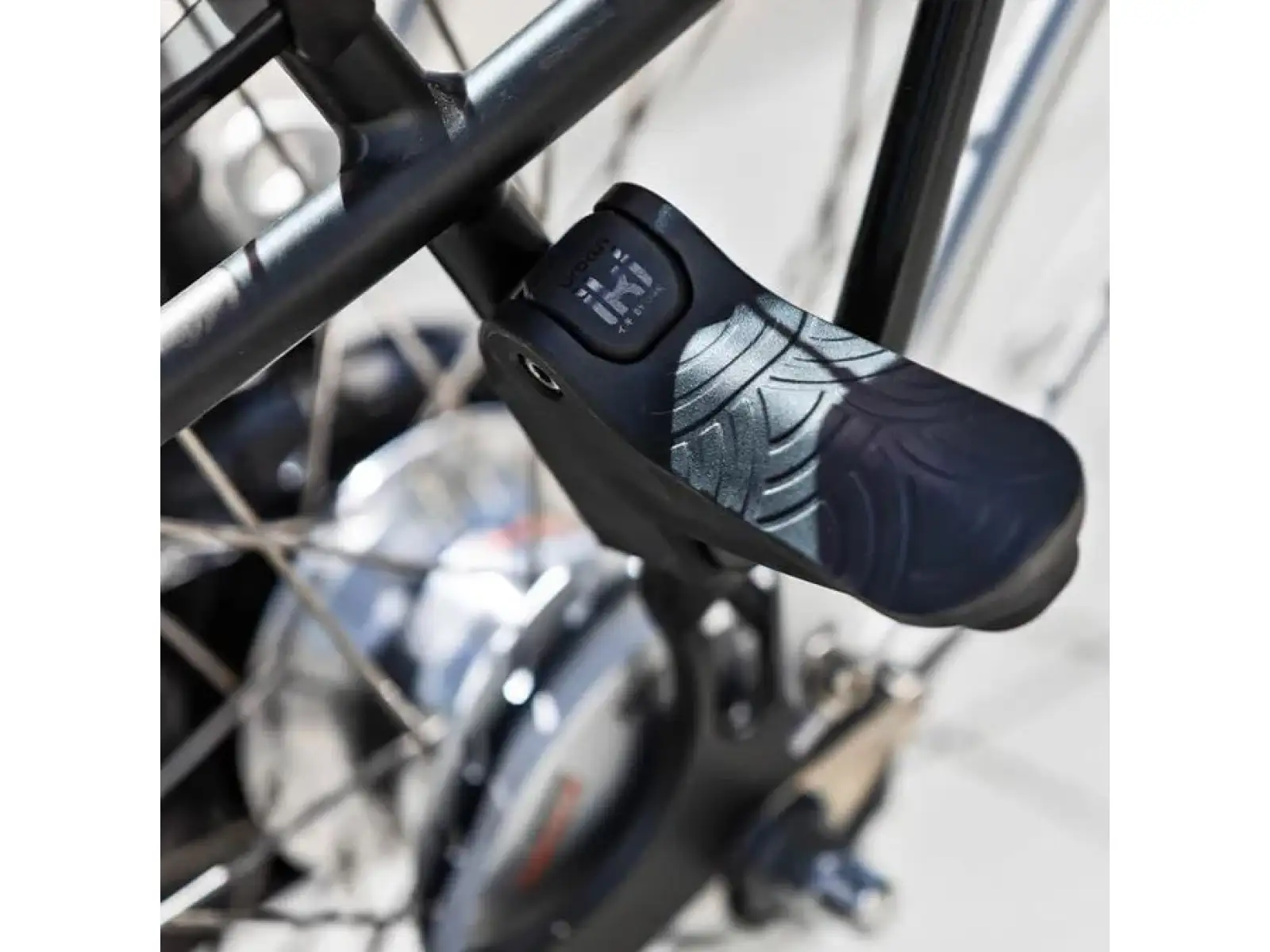 Urban Iki Junior Kindersitz mit Adapter für Gepäckträger in Bincho Black.