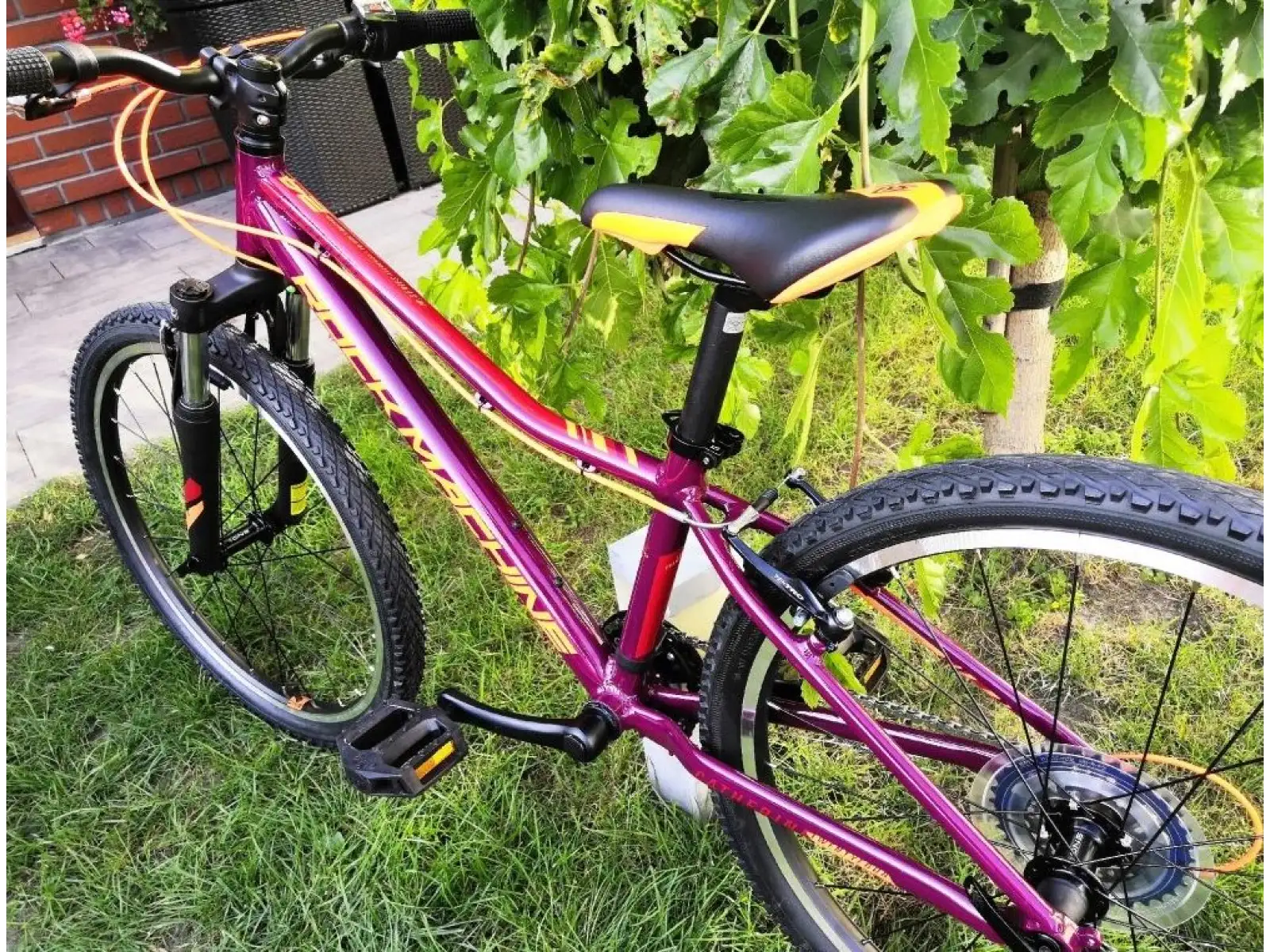 Rock Machine Catherine 24 VB Mountainbike in Gloss Crimson/Orange/Crimson.