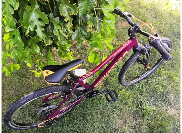 Rock Machine Catherine 24 VB Mountainbike in Gloss Crimson/Orange/Crimson.