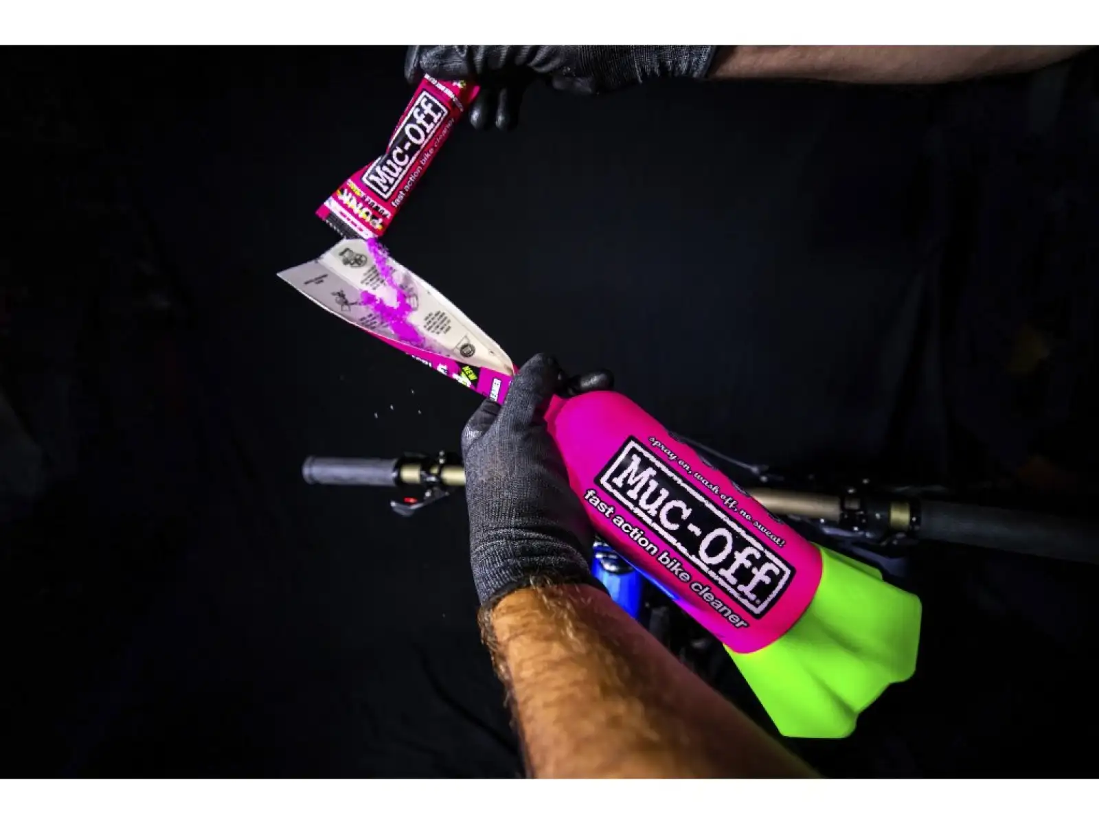 Muc Off Flasche fürs Leben + Punk Powder Set aus Flasche und Reinigungspulver für Fahrradreinigung.