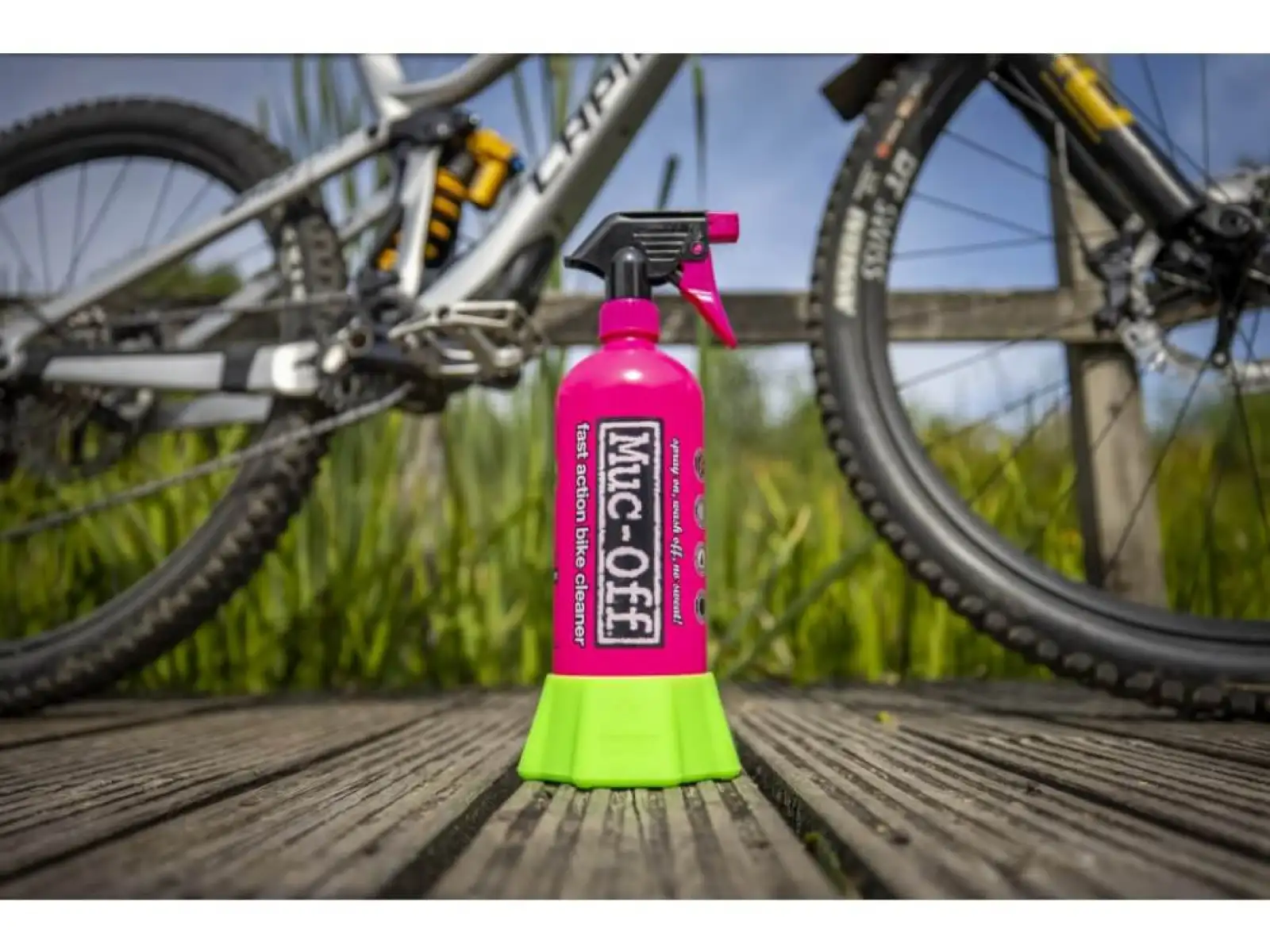 Muc Off Flasche fürs Leben + Punk Powder Set aus Flasche und Reinigungspulver für Fahrradreinigung.