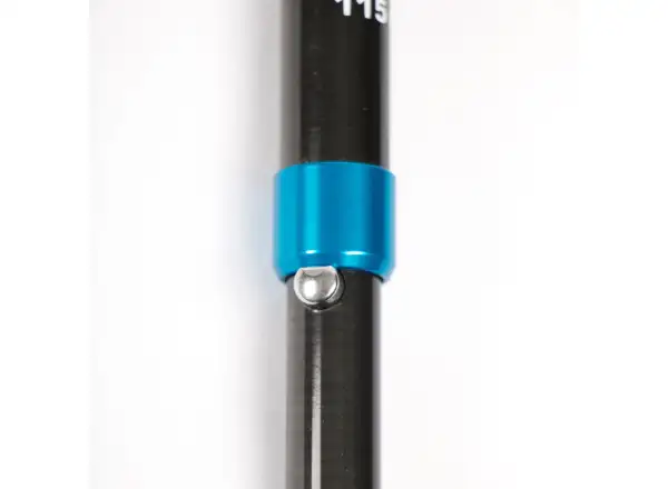 Dynafit Ultra Pro Pole ist ein zusammenklappbarer Laufstock aus Carbon in Methylblau.