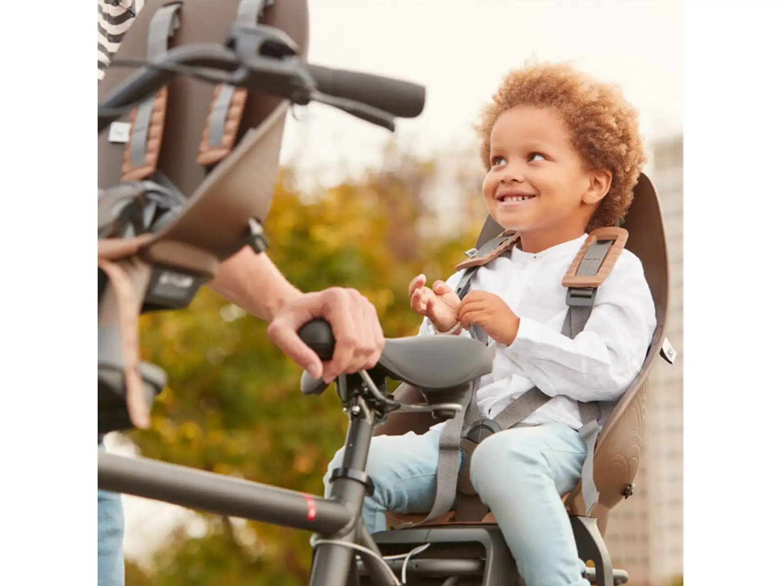 Urban Iki Kindersitz mit Adapter für Träger Koge Brown/Kurumi Brown.