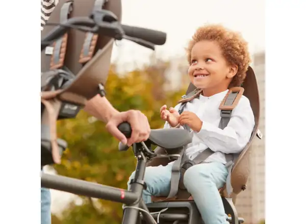 Urban Iki Kindersitz mit Adapter für Träger Koge Brown/Kurumi Brown.