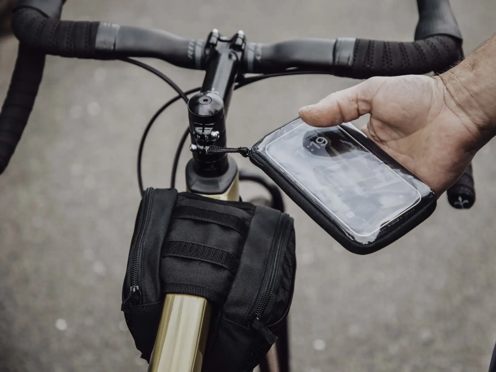 Dual-Force Rahmentasche für Smartphones in Schwarz