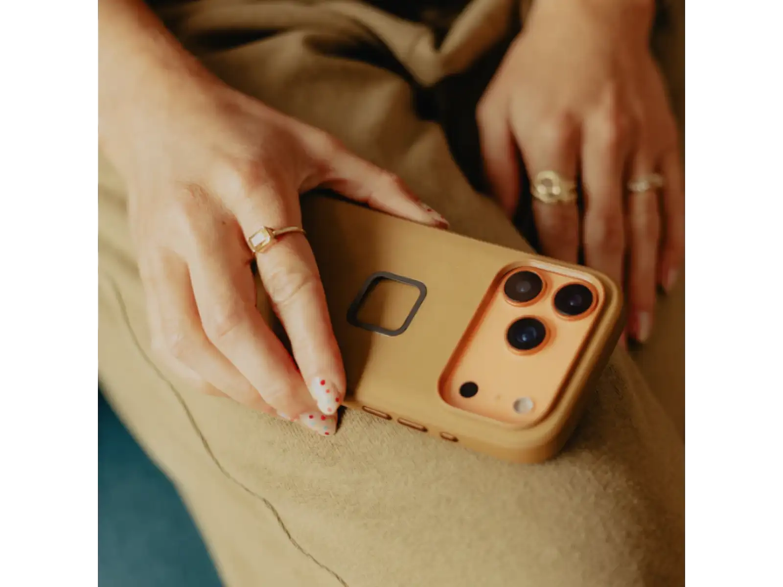 Peak Design Everyday Clarino Hülle iPhone 17 Pro Tan