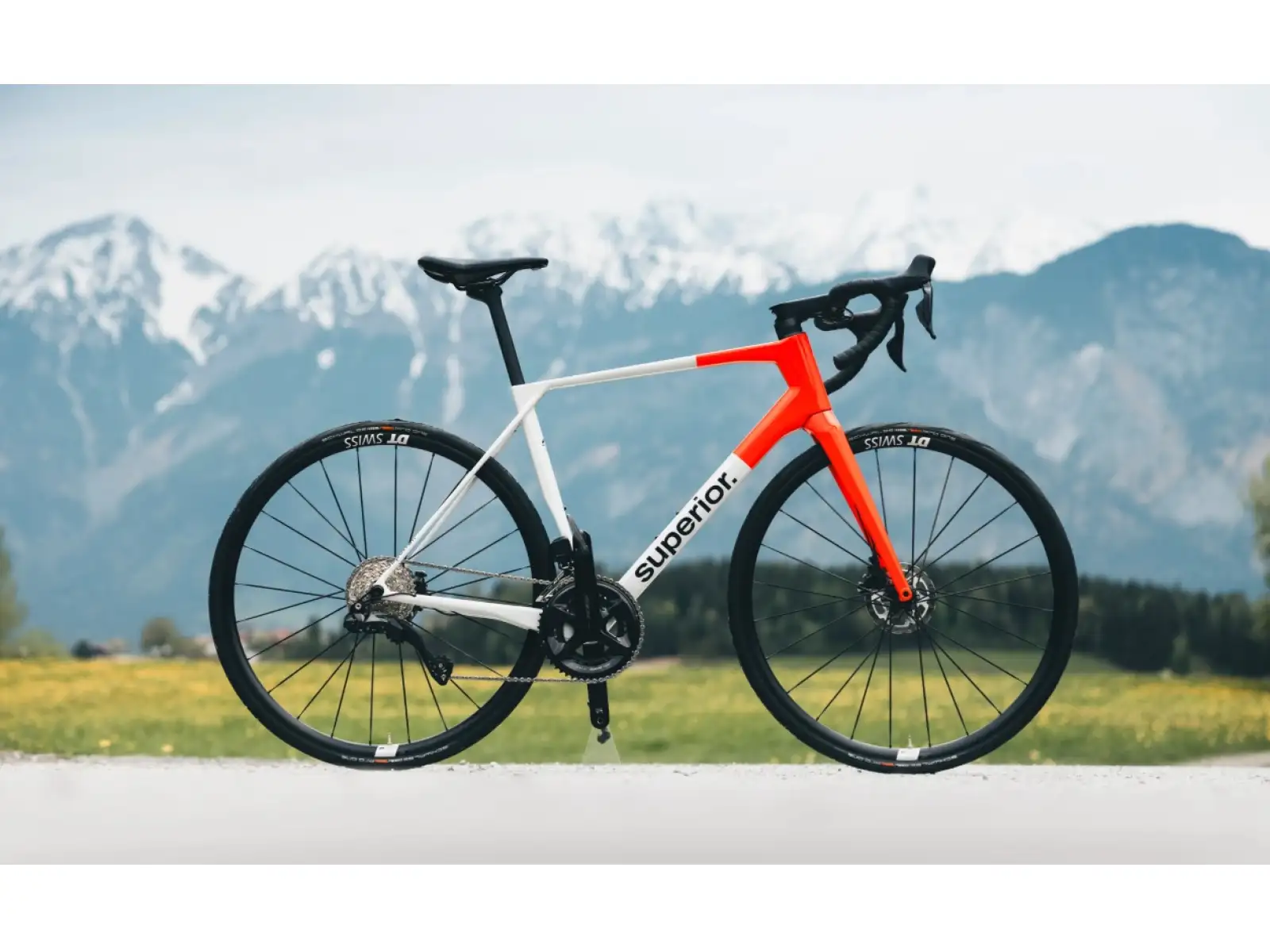 Superior X-Road 9.5 GF Straßenfahrrad in Glanzgrau / Orange-Rot.