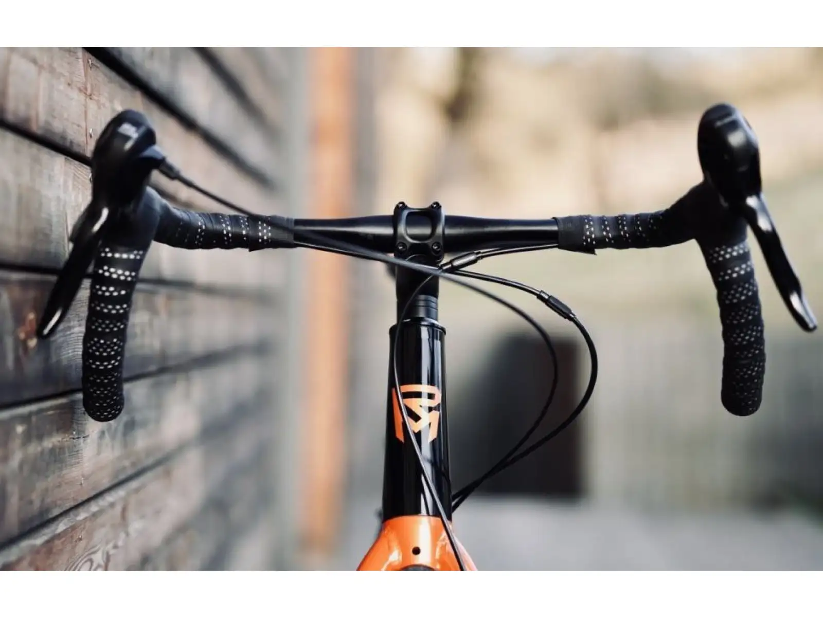 Rock Machine Gravelride 200 Schotterrad in Gloss Schwarz/Brick Orange/Silber.