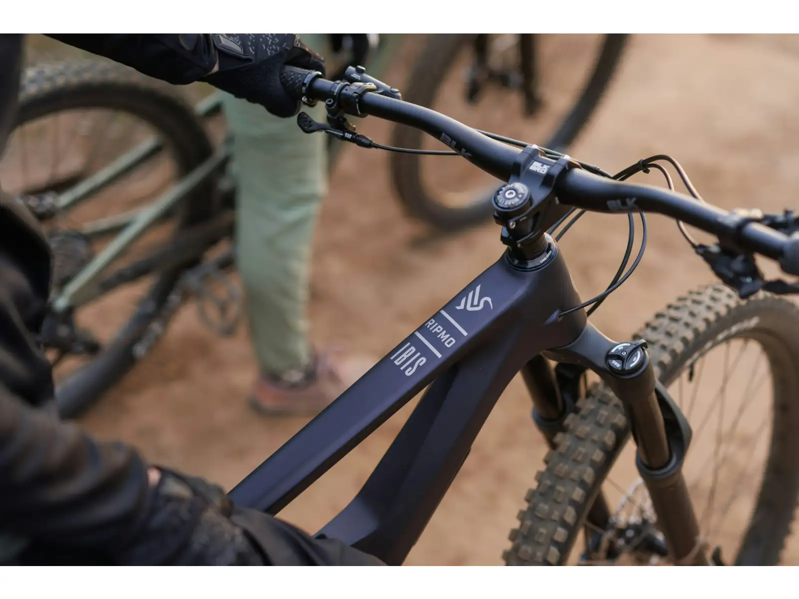Ibis Ripmo V3 Deore Mountainbike Heckleberry Purple.