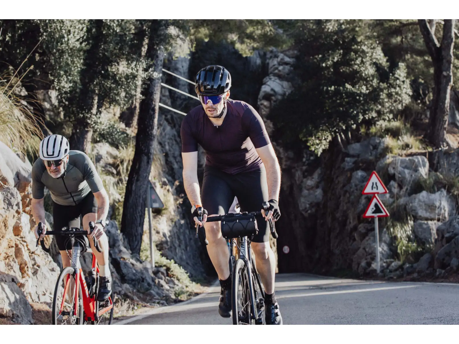 Force Action Shorts mit Helm und schwarzer Einlage.