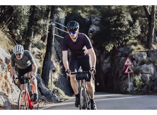 Force Action Shorts mit Helm und schwarzer Einlage.