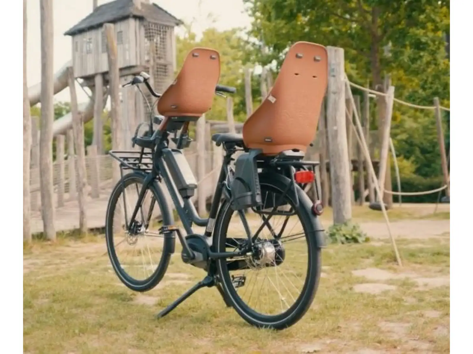 Kindersitz Urban Iki BIO vorne mit Adapter Haniwa Braun/Bincho Schwarz