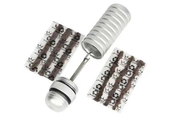 Peatys Holeshot Reparaturset für schlauchlose Reifen in Silber.