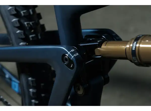 Ibis Ripley V5 Deore Mountainbike in Blue Hour.