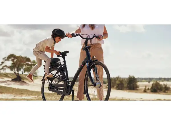 Urban Iki Junior Kindersitz mit Adapter für Gepäckträger in Bincho Black.
