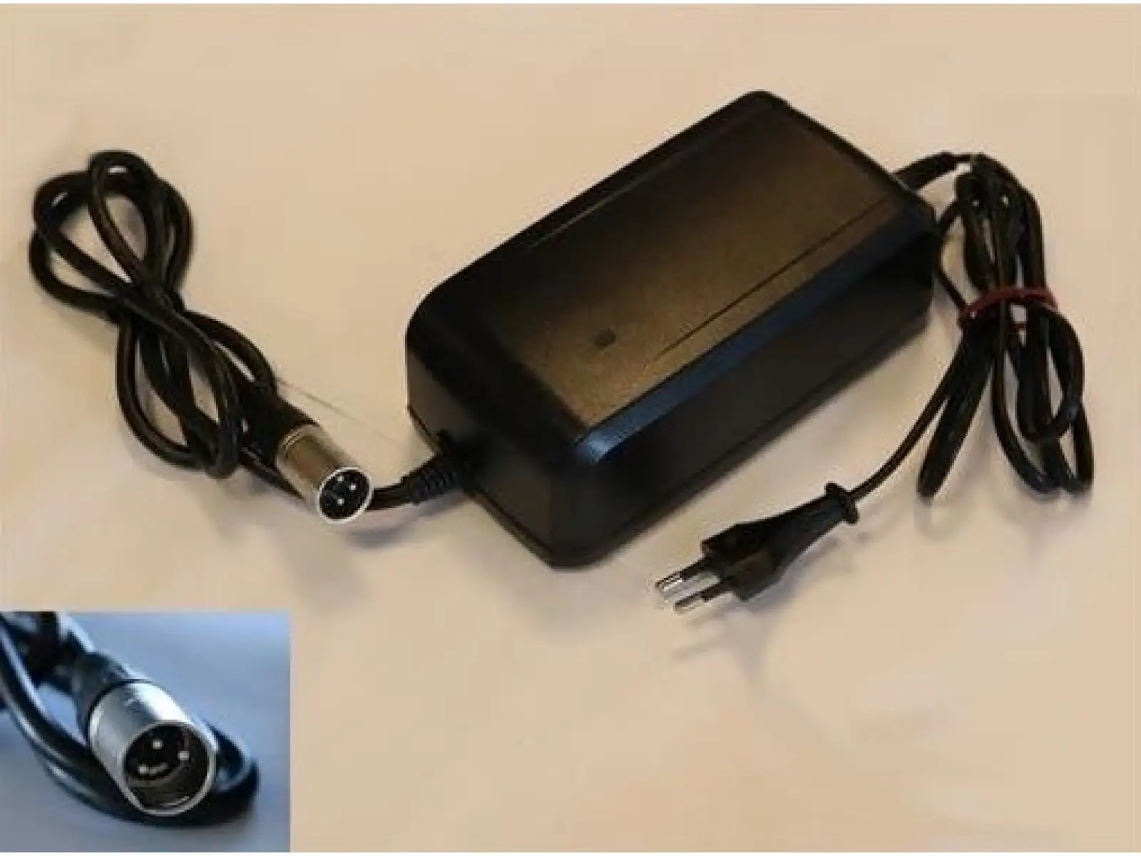 Giant Energypak Charger 3-PIN EU 220V/36V 4A Ladegerät