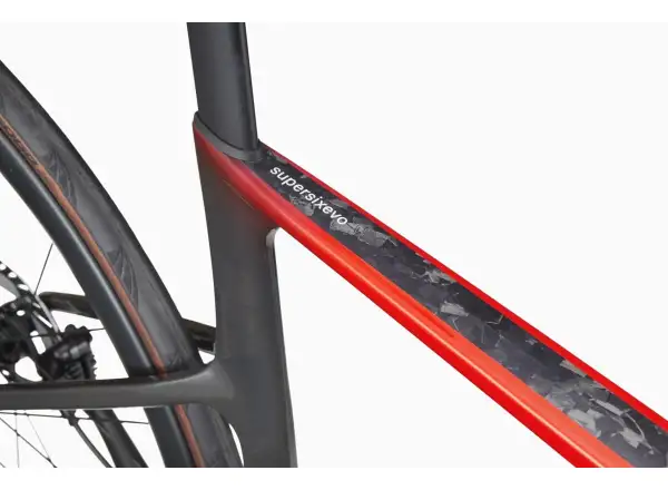 Cannondale SuperSix Evo Hi-Mod 2 Rennrad in Rally Red-Farbe.