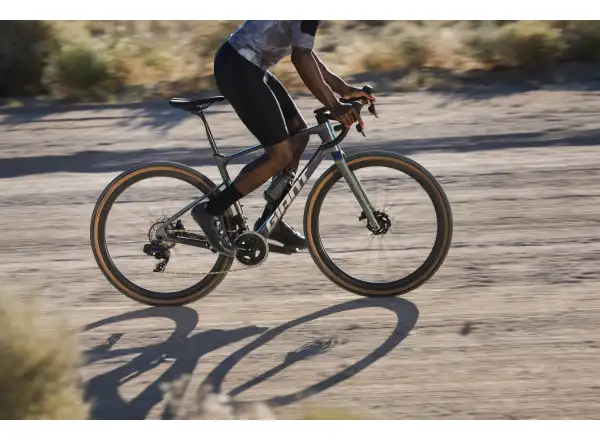 Giant Revolt Advanced Pro 0 Gravel Fahrrad Interstellar