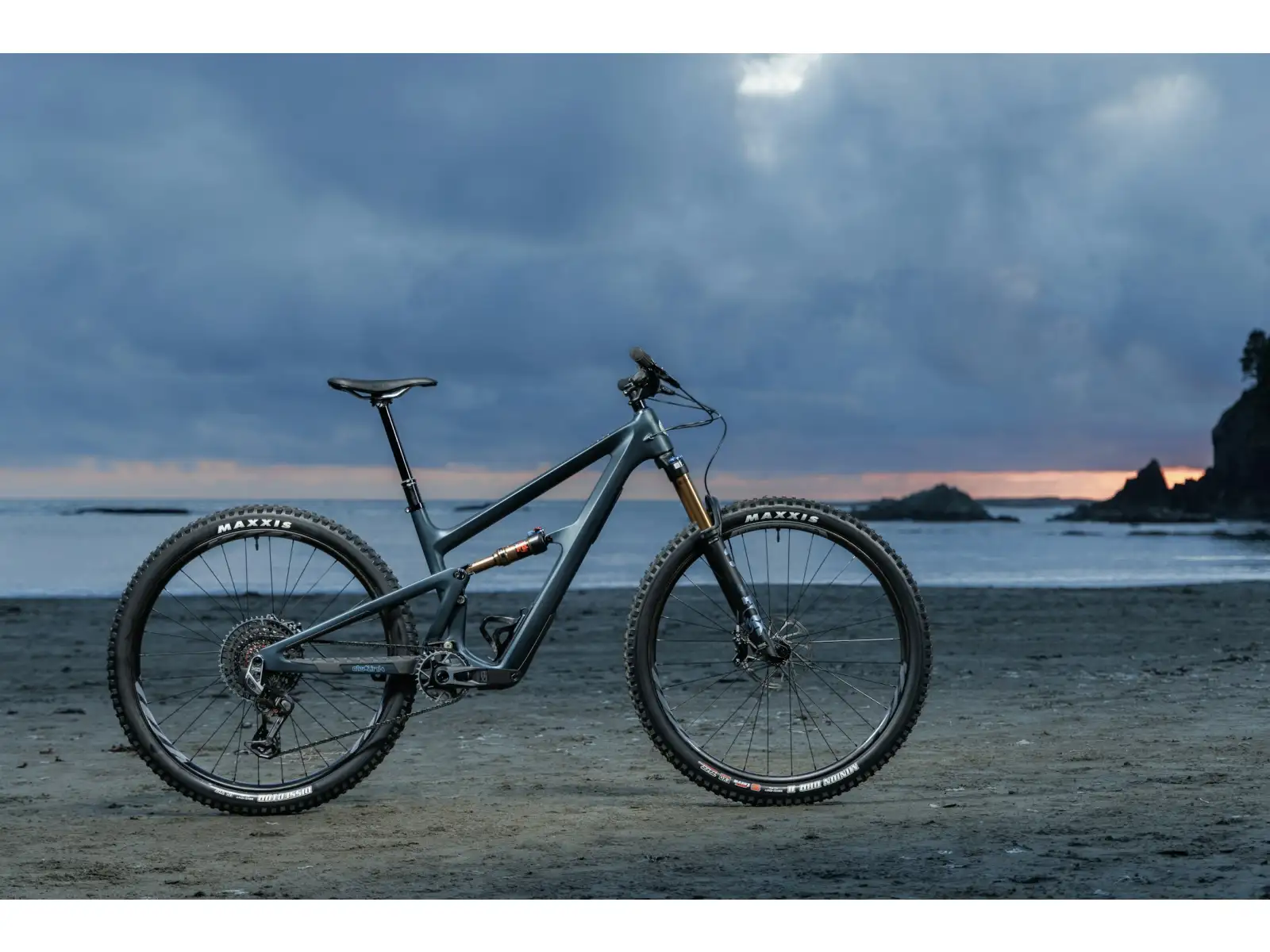 Ibis Ripley V5 Deore Mountainbike in Blue Hour.