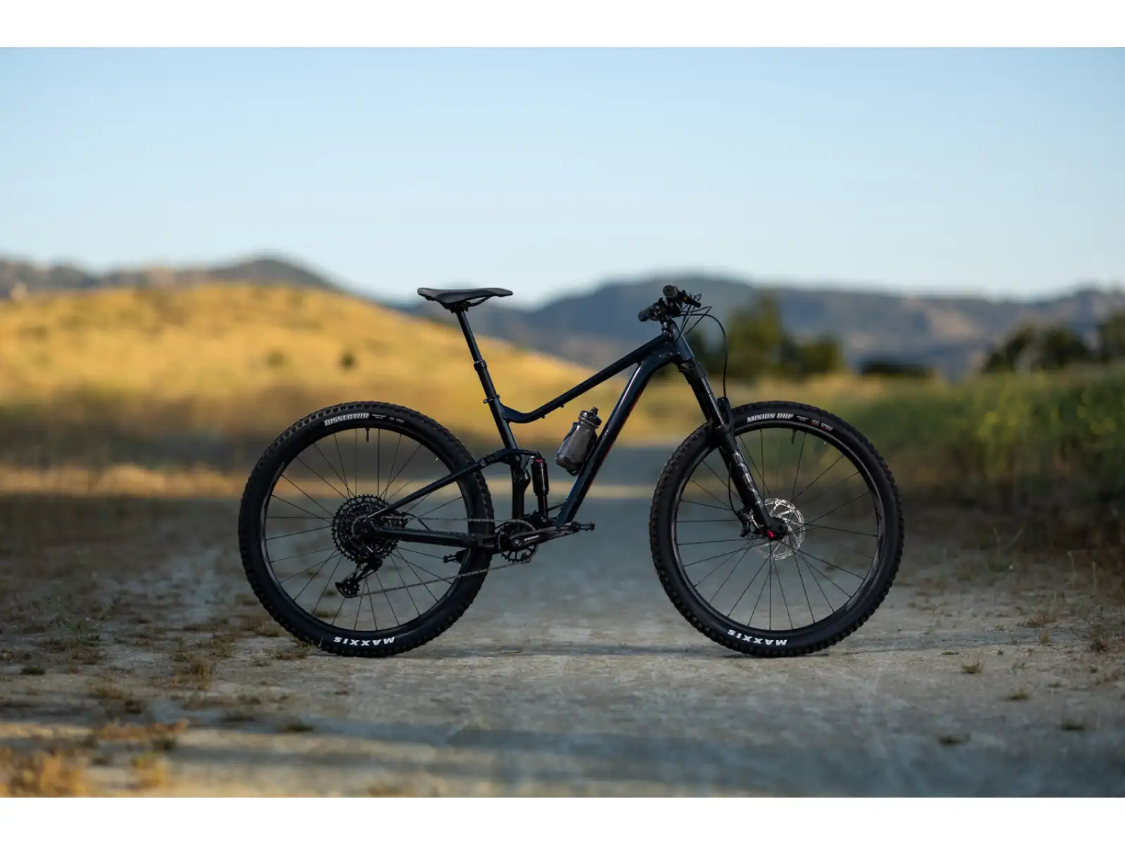 Giant Stance 29 1 vollgefedertes Fahrrad Metallic Black