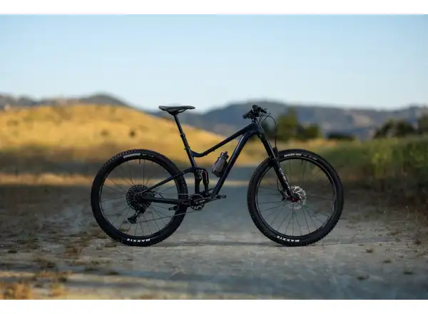 Giant Stance 29 1 vollgefedertes Fahrrad Metallic Black