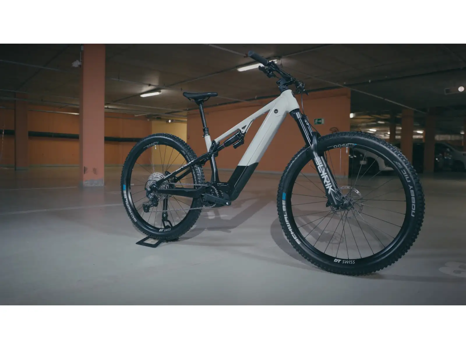 Superior eXF 9039 B Fully Suspended E-Bike Gloss Chrome/Matte Black