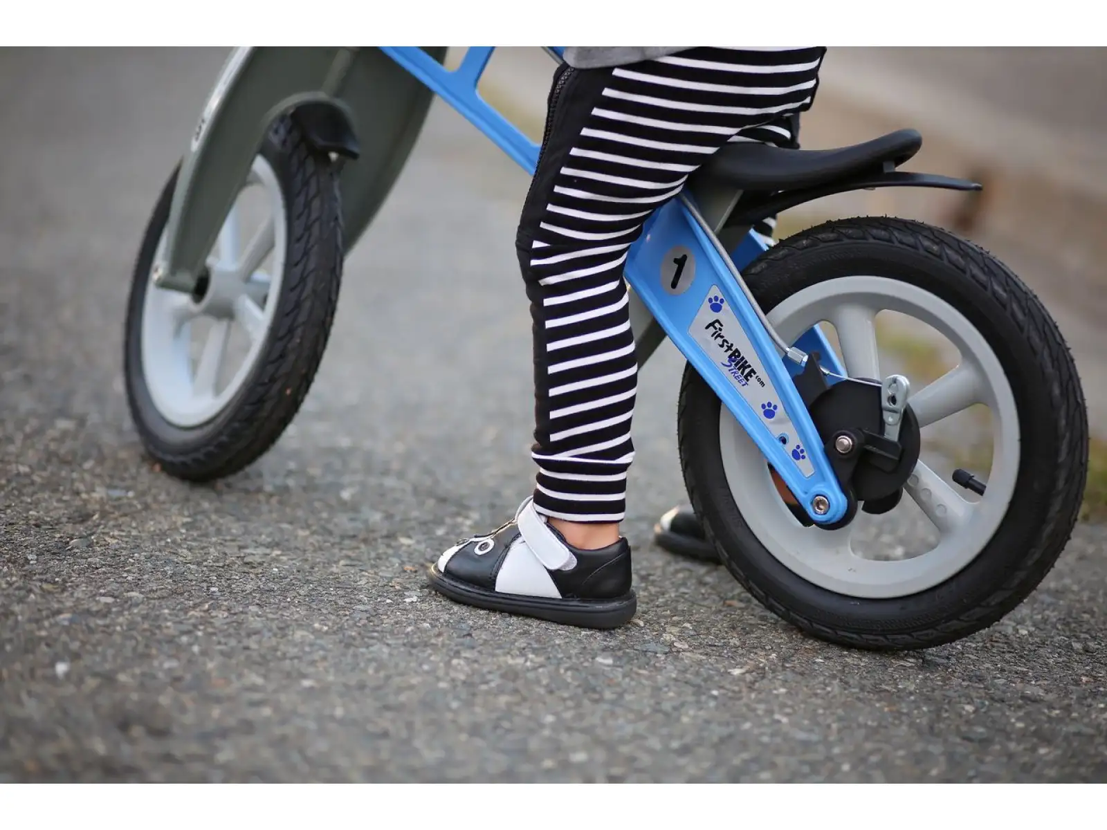 First Bike Street Kinderlaufrad blau