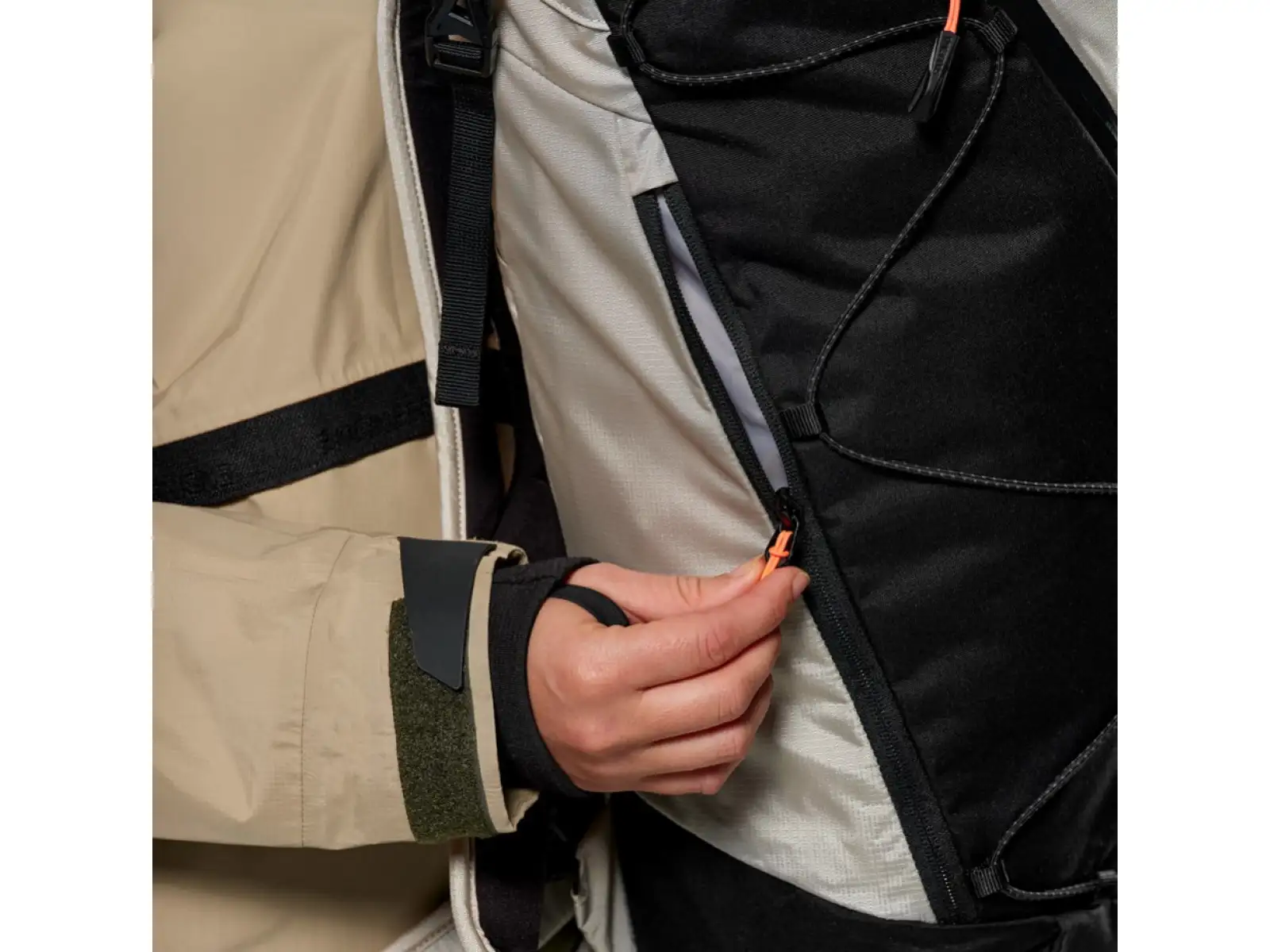 Salewa Puez Damenrucksack 32 l + 5 l Black Out/Oatmeal