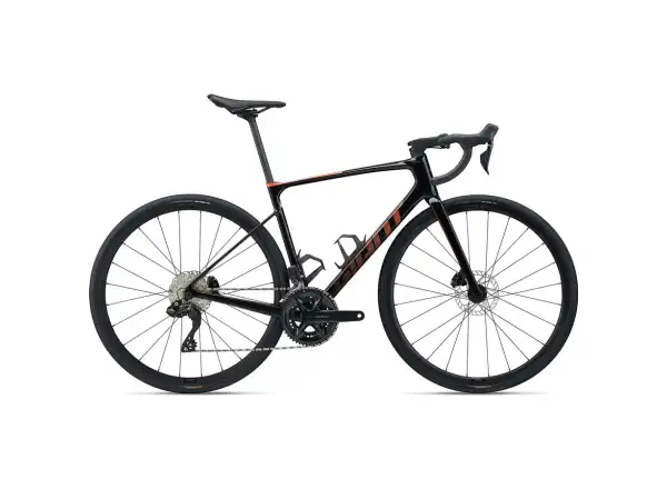 Rennrad Giant Defy Advanced 1 in Schwarz/Helios Orange.