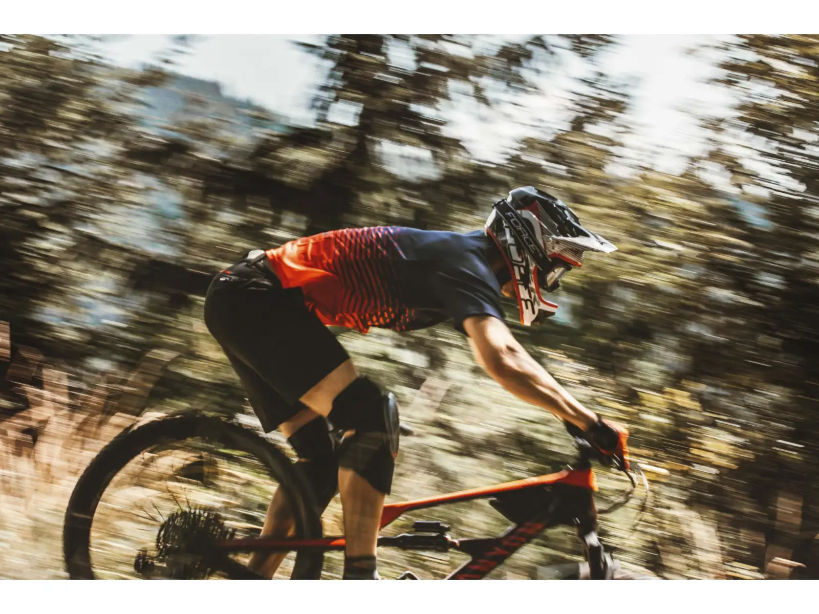 Force Angle MTB Herren-Fahrradtrikot mit kurzen Ärmeln in Blau/Rot.