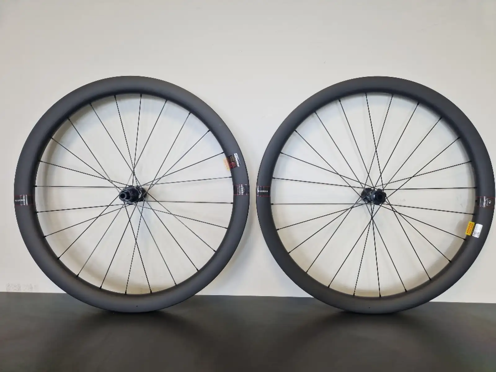 Reserve 40/44 GR 700c DT 350 CL Carbon Gravel Laugerräder Freilauf Microspline - Demontiert vom Fahrrad