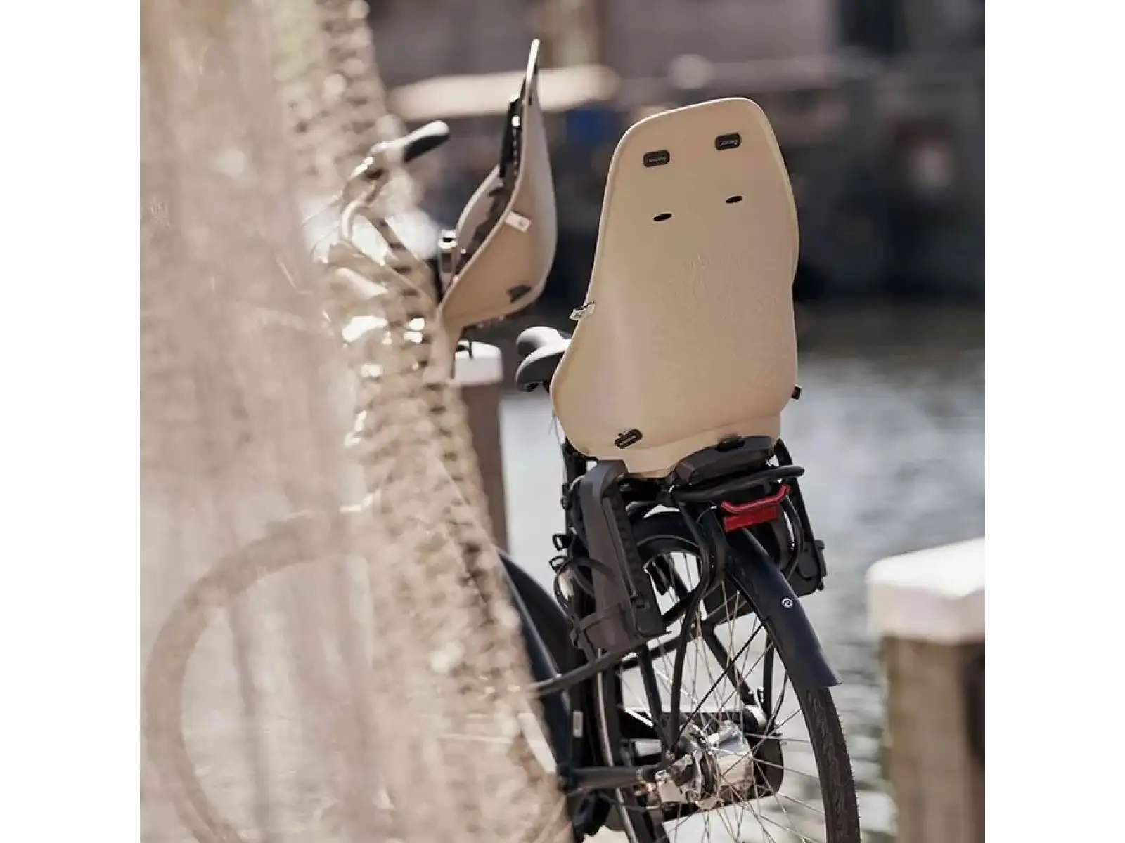 Urban Iki Rückenlehne mit Adapter für Gepäckträger in Beige/Kurumi Braun.