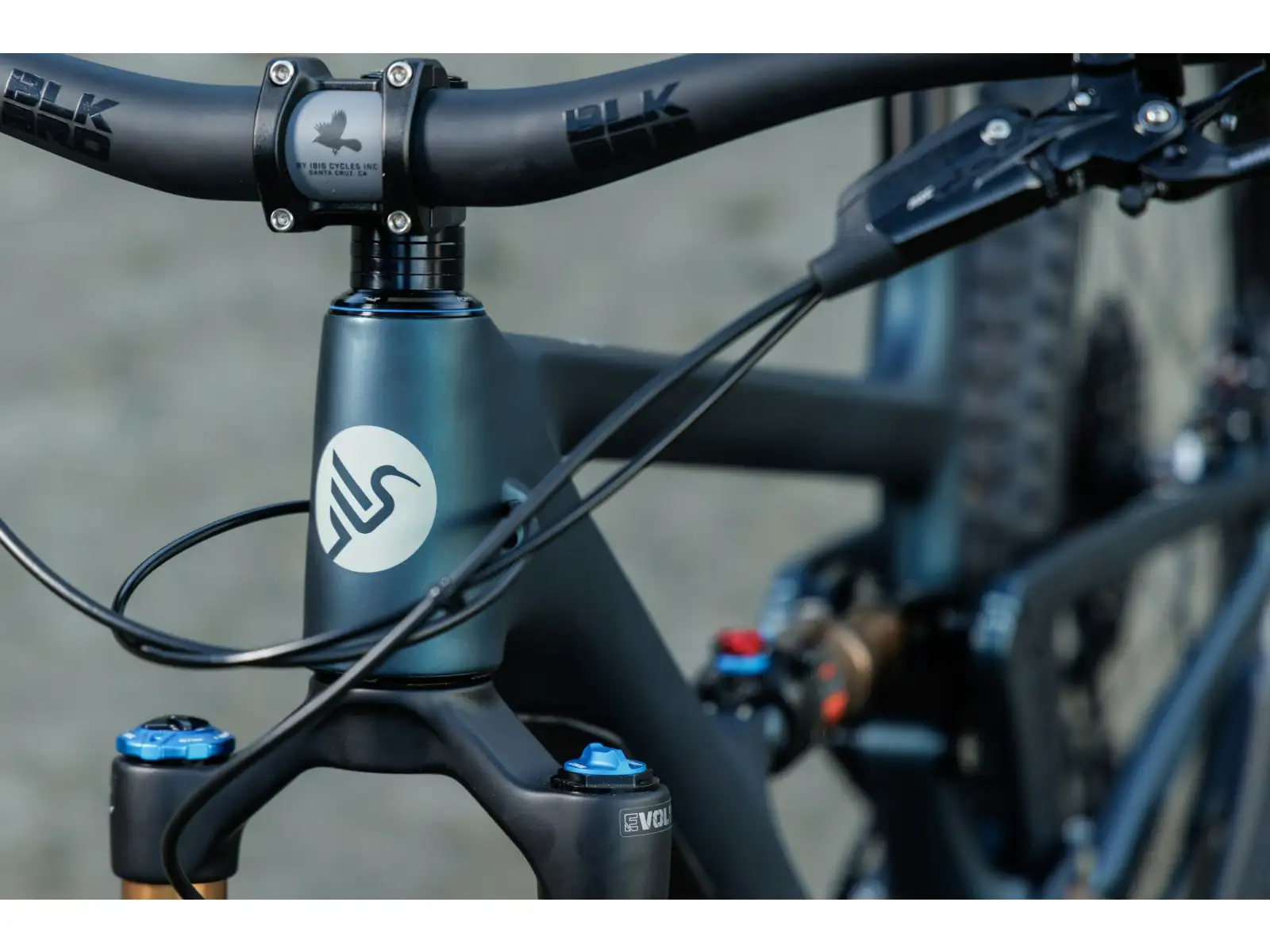 Ibis Ripley V5 Deore Mountainbike in Blue Hour.