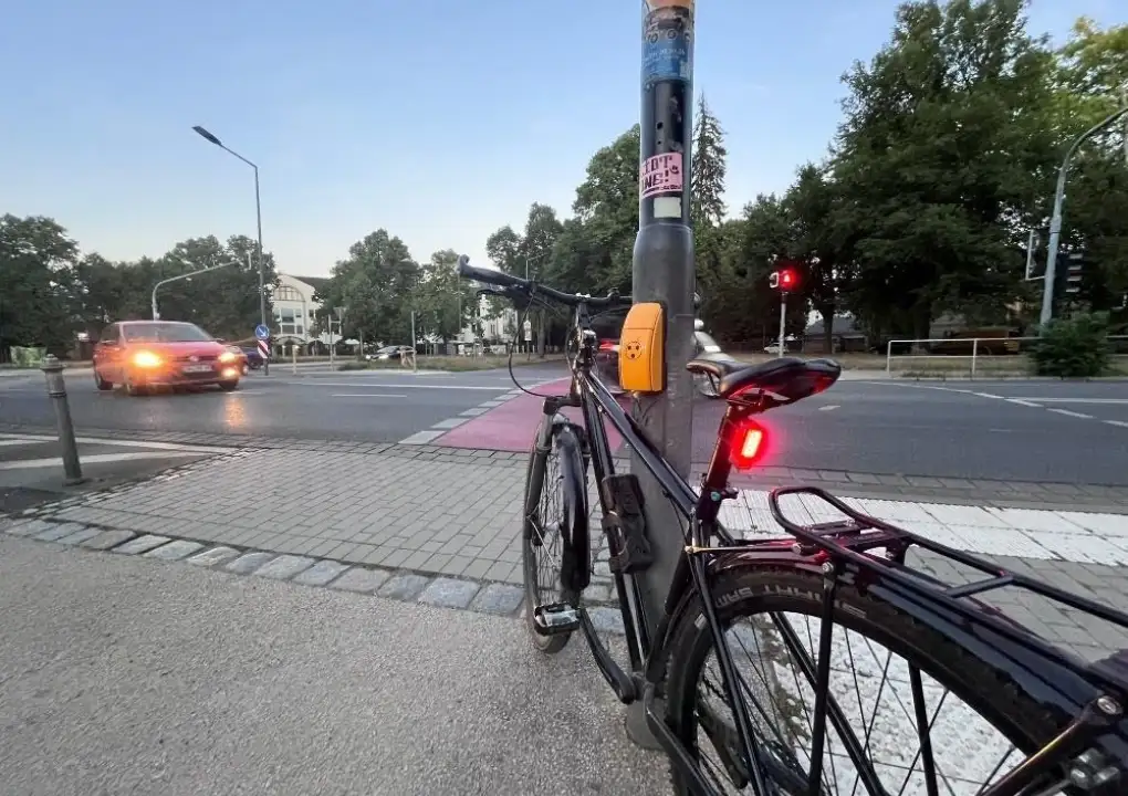 Fahrradlicht ohne Dynamo: Nutzerrezension des hinteren Akkurücklichts Lezyne Strip+ StVZO