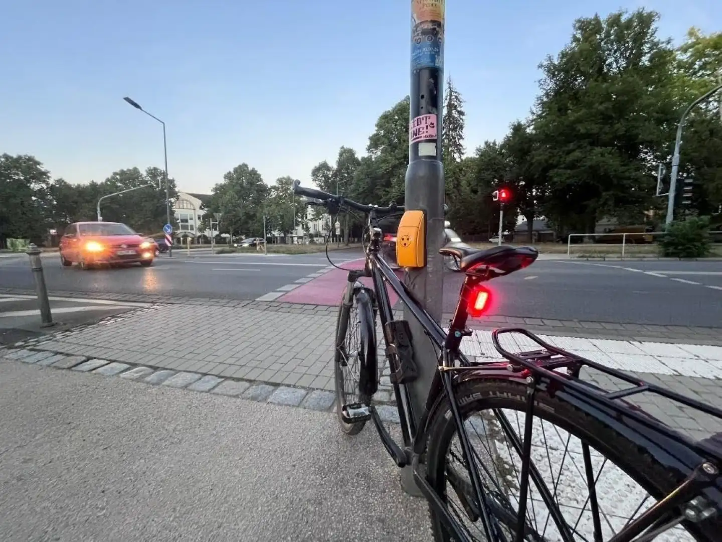 Fahrradlicht ohne Dynamo: Nutzerrezension des hinteren Akkurücklichts Lezyne Strip+ StVZO