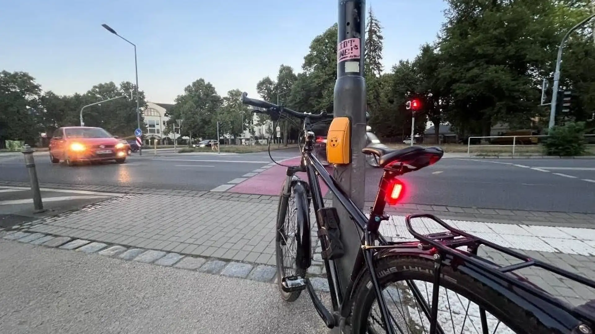 Fahrradlicht ohne Dynamo: Nutzerrezension des hinteren Akkurücklichts Lezyne Strip+ StVZO