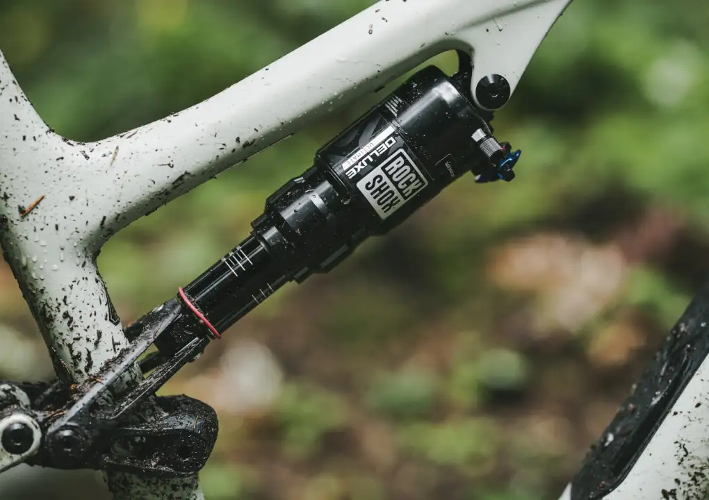 Innovierte Dämpfer RockShox Deluxe & Legendäre Lackierung Electric Red