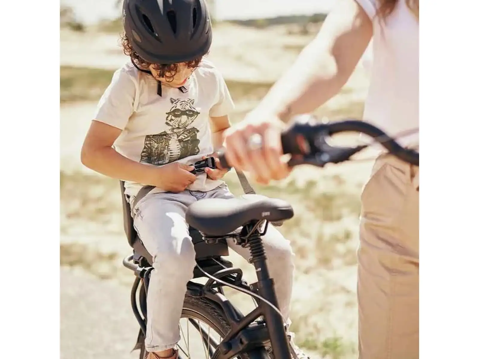 Urban Iki Junior Kindersitz mit Adapter für Gepäckträger in Bincho Black.