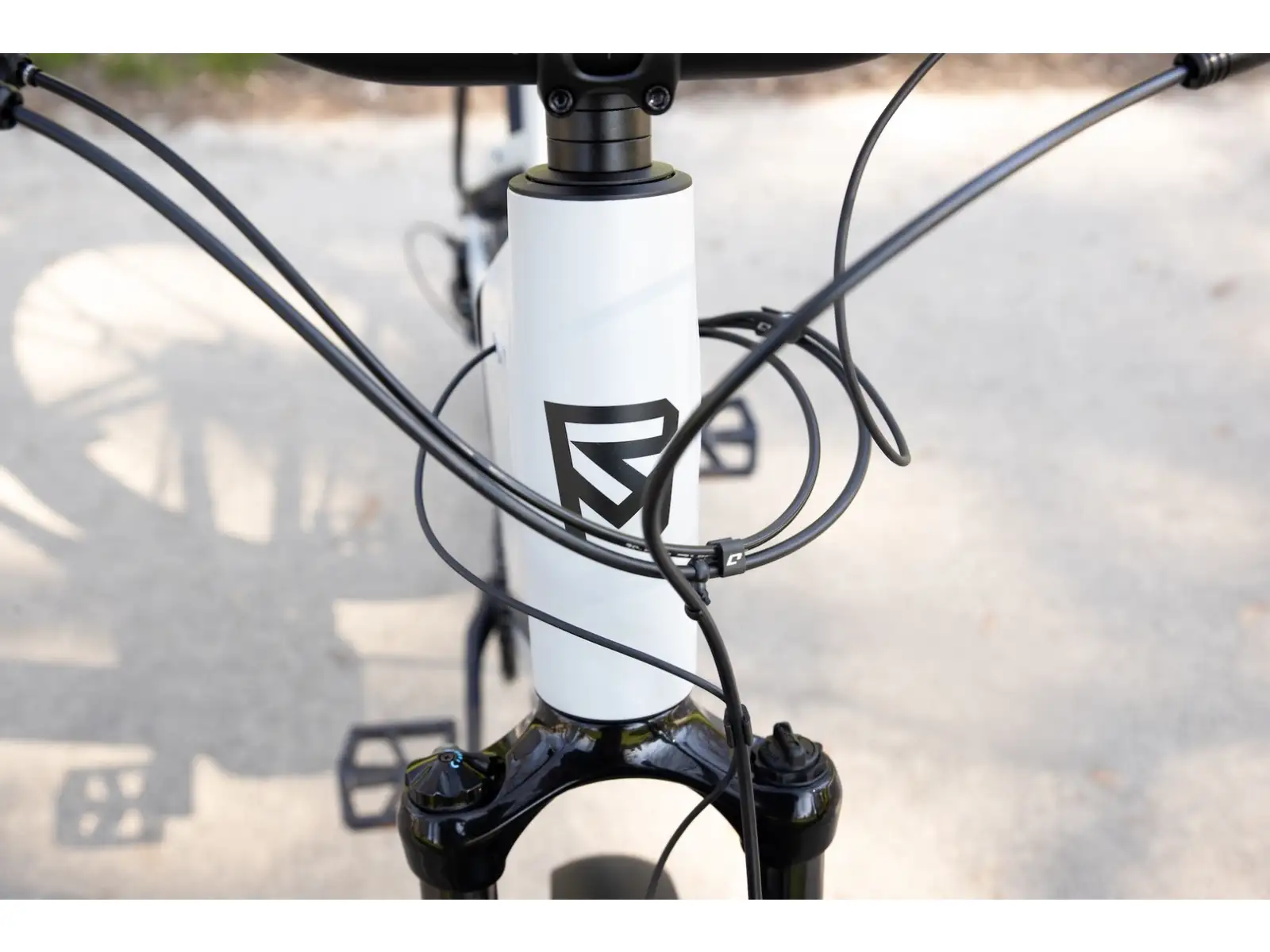 Rock Machine eRokk B70T Elektrofahrrad mit tiefem Einstieg – Matte Limerock Grey