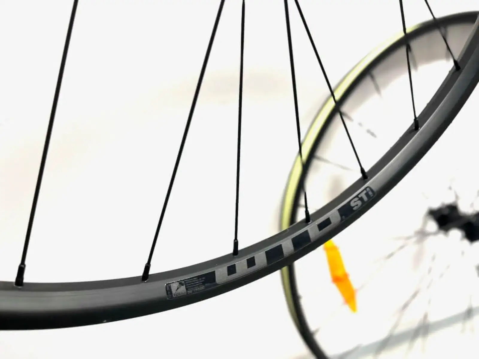 WTB ST i23 verflochtene Schotterräder mit Nabe HG11 demontiert vom Fahrrad.