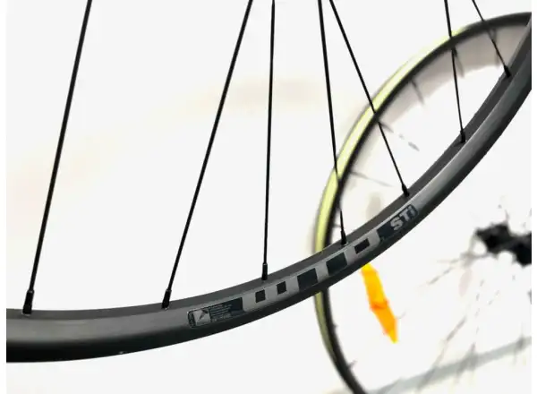 WTB ST i23 verflochtene Schotterräder mit Nabe HG11 demontiert vom Fahrrad.