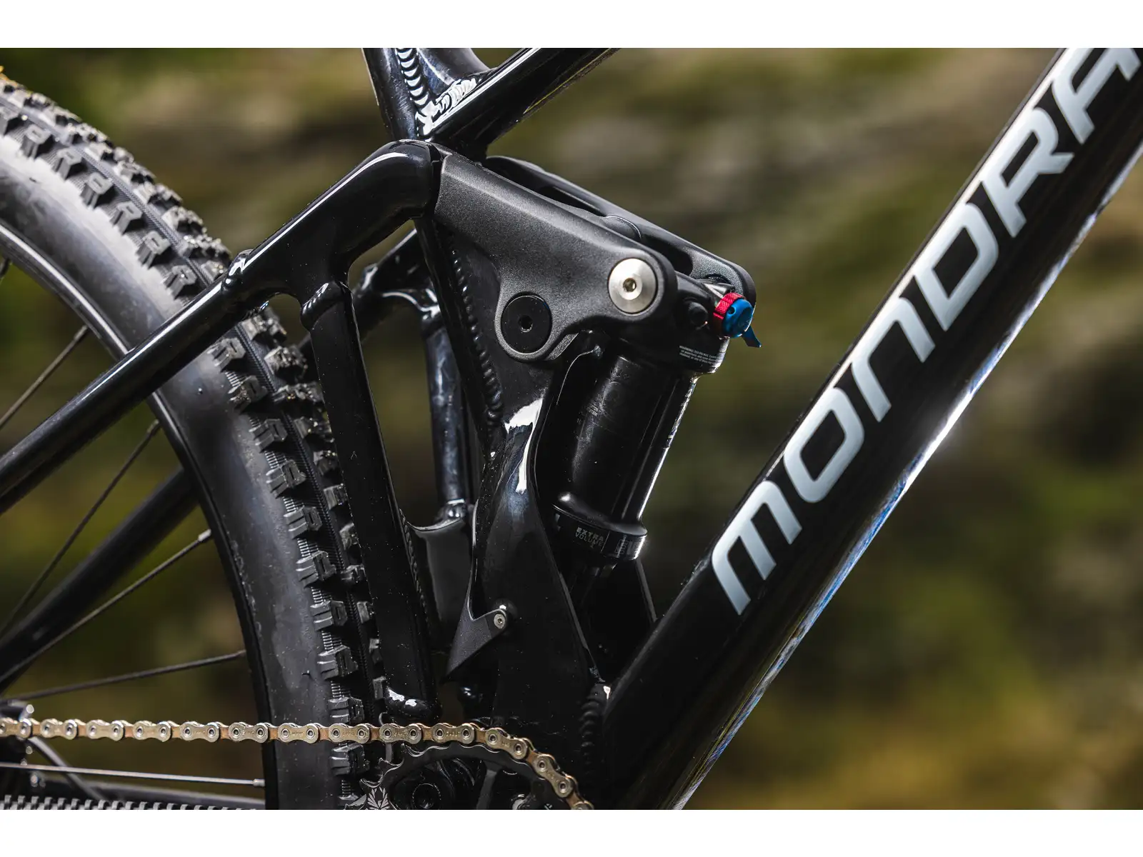 Mondraker Raze vollgefedertes Fahrrad black/dirty white