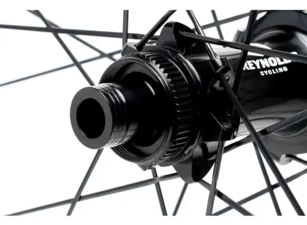 Die Reynolds Blacklabel 309/289 XC 29" Laufräder mit Shimano Micro Spline Nuss, 24/28 Speichen und einer Einbaubreite von 148 mm.
