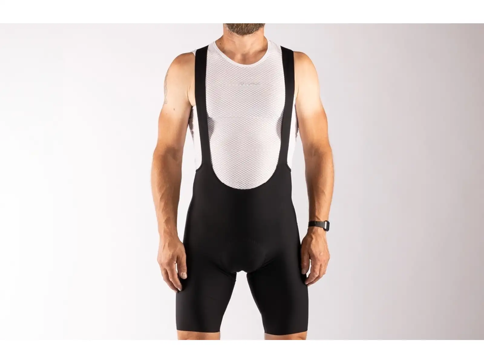 Force Action Shorts mit Helm und schwarzer Einlage.